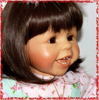 Dieses selten angebotene Puppenmädchen stammt aus dem Jahre 1997 und
