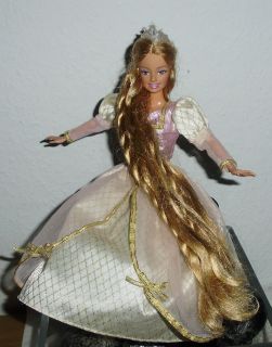 Barbie Mattel Prinzessin Rapunzel hat sehr lange Haare und die Krone