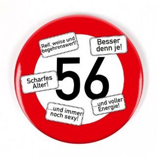 Verkehrsschild Button zum 56. Geburtstag Küche & Haushalt