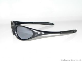 Die Oakley Sonnenbrille weist ein paar leichte Tragespuren an den