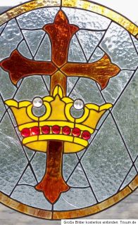 Dieses in Einzelfertigung entstandene Fensterbild Kreuz und Krone im