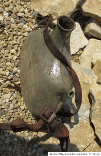 alte Feldflasche aus Frankreich aus Metall mit Lederriemen 1. WK oder