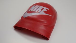 Nike Graphic Dome Badekappe Badmütze Schwimmkappe Rot