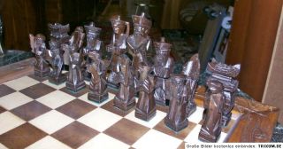 Schachbrett Schachspiel Asien mit Figuren geschnitzt mit Schublade alt