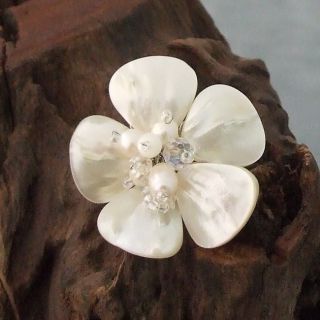Silvertone Mother of Pearl and Pearl Daisy Ring (Thailand) Today $22